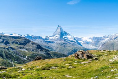 İsviçre, Zermatt 'taki Matterhorn zirvesi manzaralı güzel bir dağ manzarası..