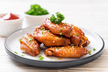 Beyaz susamlı ızgara tavuk kanadı.