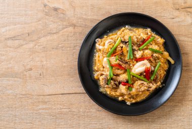 Karıştırılmış kalamar ya da tuzlu yumurtalı ahtapot - Asya deniz ürünleri tarzı