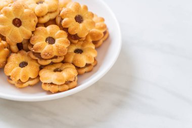 Hindistan cevizli bisküvi ve ananas reçeli.