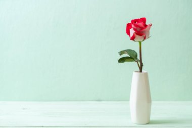 ahşap arka plan üzerinde kırmızı gül