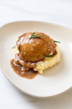 Ev yapımı soslu patates püresi.