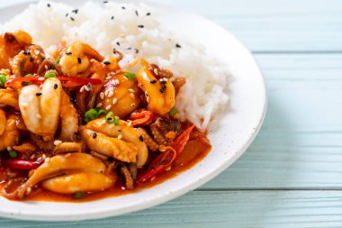 tavada kızartılmış ahtapot veya kalamar ve pirinç - Kore yemeği tarzı ile Kore baharatlı hamur (osam bulgogi)