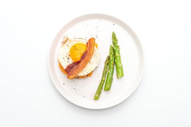 pastırma ve beyaz arka plan üzerinde izole gözleme forbreakfast peynir ile kızarmış yumurta