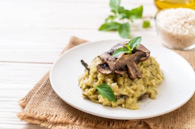 Pesto ve peynir ile ev yapımı Mantarlı Risotto
