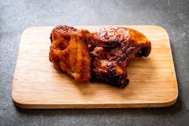 Masada ızgara ve ızgara tavuk.