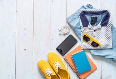 Gezgin, yaz tatili ahşap arka plan üzerinde erkek casual kıyafetler