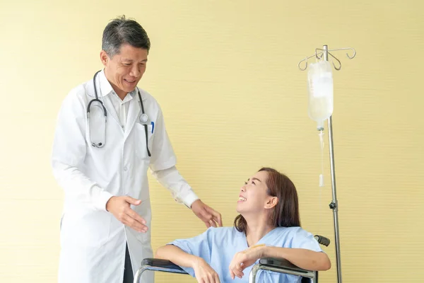 Paciente Femenino Silla Ruedas Hablando Con Médico Senior — Foto de Stock