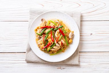 Karıştırılmış kalamar ya da tuzlu yumurtalı ahtapot - Asya deniz ürünleri tarzı