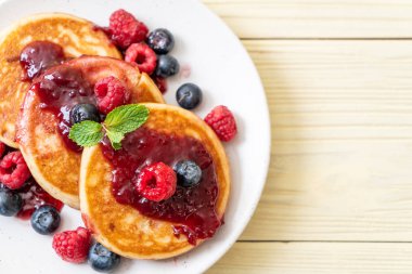 Taze ahududu ve yabanmersinli gözleme.