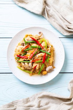 Karıştırılmış kalamar ya da tuzlu yumurtalı ahtapot - Asya deniz ürünleri tarzı