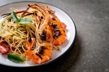 ızgara karides ve domates - İtalyan Füzyon gıda tarzı ile tavada kızartılmış spagetti
