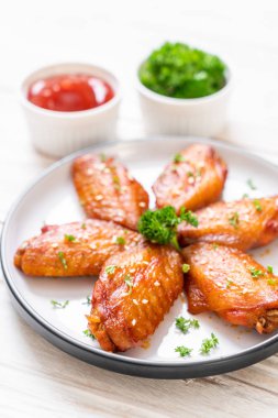 Beyaz susamlı ızgara tavuk kanadı.