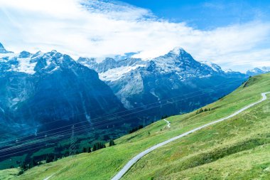 Güzel Alps dağ Grindelwald, İsviçre mavi gökyüzü ile