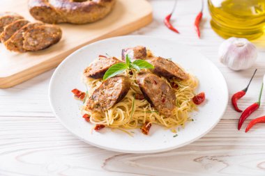 Sai Aua (Notrhern Tay acılı sosis) - Fusion gıda tarzı ile tavada kızartılmış spagetti