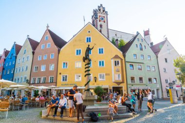 Fussen, Almanya - 28 Ağustos 2018: Street Cafe Fussen eski şehir şehir merkezinde. Fussen Bavaria, Almanya için küçük bir kasabadır.