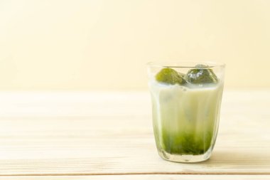 Matcha yeşil çay buzlu cam sütlü