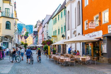 Fussen, Almanya - 28 Ağustos 2018: Street Cafe Fussen eski şehir şehir merkezinde. Fussen Bavaria, Almanya için küçük bir kasabadır.