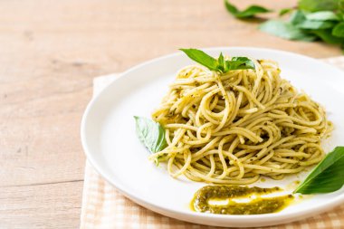 Homamade spagetti pesto sos, zeytin yağı ve fesleğen yaprakları ile.