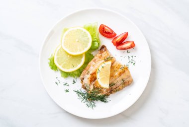 Izgara balık bifteği.