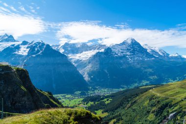 Grindelwald köyü Alpler Dağı ve İsviçre mavi gökyüzü ile