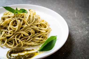 Homamade spagetti pesto sos, zeytin yağı ve fesleğen yaprakları ile.