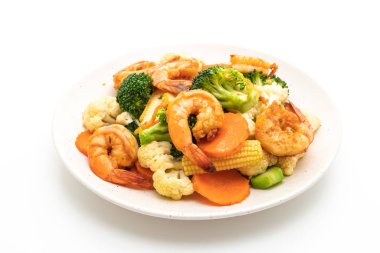 Beyaz arka plan üzerinde izole karides tavada kızartılmış karışık sebze