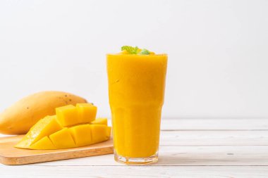 taze mango smoothies - sağlıklı yiyecek ve içecek konsepti