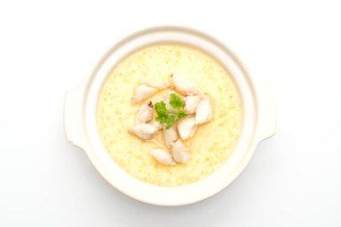 Beyaz arka plan üzerinde izole yengeç ile haşlanmış yumurta