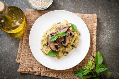 Pesto ve peynir ile ev yapımı Mantarlı Risotto