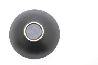 boş siyah plaka ve beyaz arka plan üzerinde izole kase