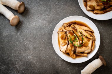 İstiridye soslu kızarmış kral istiridye mantarı. Sağlıklı, vejetaryen ya da vejetaryen yemek tarzı.