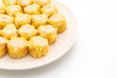 Karides Çince buğulanmış beyaz arka plan üzerinde izole hamur tatlısı