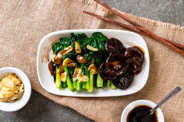 Sarımsaklı istiridye soslu kızarmış Hong Kong Kale heyecan