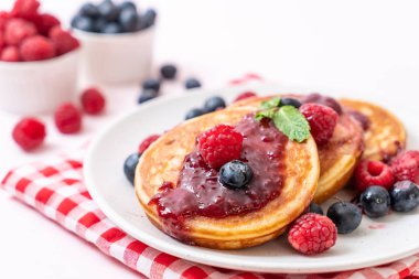 Taze ahududu ve yabanmersinli gözleme.