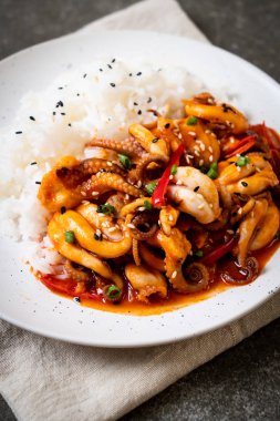 tavada kızartılmış ahtapot veya kalamar ve pirinç - Kore yemeği tarzı ile Kore baharatlı hamur (osam bulgogi)