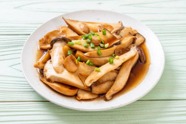 İstiridye soslu kızarmış kral istiridye mantarı. Sağlıklı, vejetaryen ya da vejetaryen yemek tarzı.