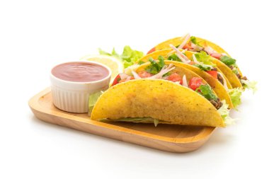 et ve beyaz arka plan üzerinde - Meksika yemeği stil izole sebze ile tacos