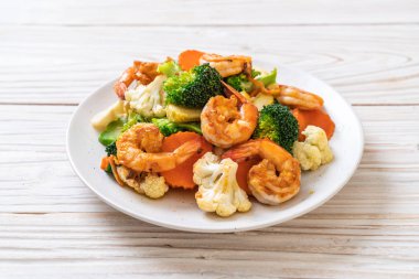 karides - sağlıklı gıda tarzı ile tavada kızartılmış karışık sebze