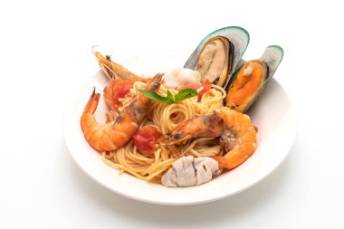 Beyaz arka plan üzerinde deniz ürünleri makarna makarna midye, karides, Squis, midye ve domates ile izole