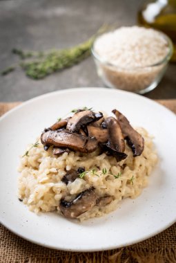 Mantar ve peynir ile ev yapımı risotto