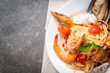 Deniz ürünleri makarna makarna midye, karides, Squis, midye ve domates - İtalyan yemeği tarzı ile