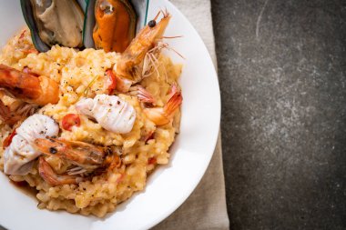risotto (karides, midye, ahtapot, istiridye) deniz ürünleri ve domates - İtalyan gıda tarzı
