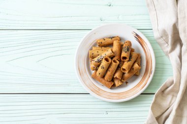 Taylandlı çıtır Hindistan cevizi roll - Tay tatlı snack