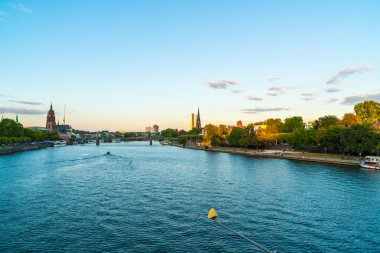 Frankfurt am Main manzarası twilight saat sırasında.