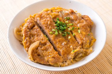 Kızarmış domuz pirzolası kasesi (Katsudon) - Japon yemek tarzı