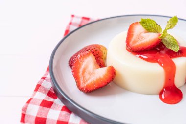 taze çilek - sağlıklı yemek ve tatlı ile yoğurt puding