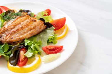 Izgara balık bifteği.