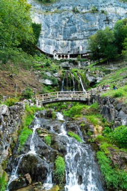 St. Beatus mağara ve şelaleler Thunersee, Sundlauenen İsviçre yukarıda.