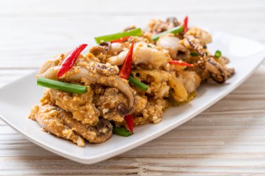 Karıştırılmış kalamar ya da tuzlu yumurtalı ahtapot - Asya deniz ürünleri tarzı